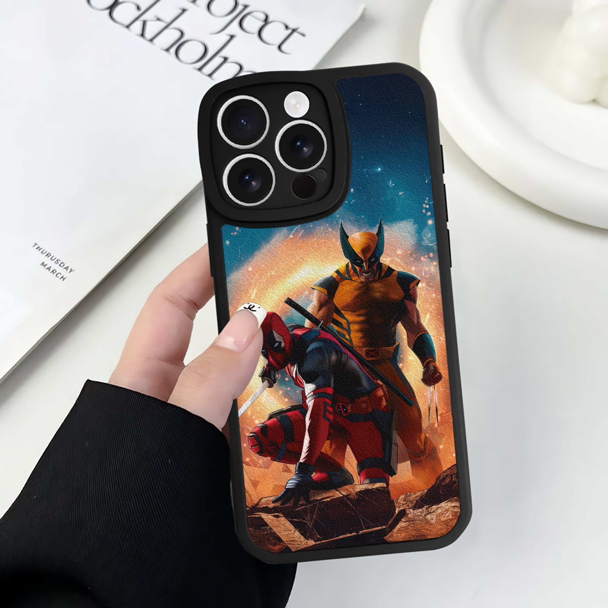 （画像用） Deadpool デッドプール 【iPhone 16シリーズ対応】シリコンスマホケース（レザー調） 材質：シリコン